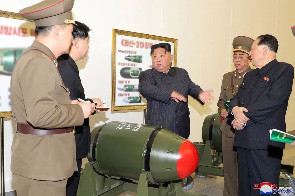 朝鲜首次公开实战化核弹头，展示至少10枚