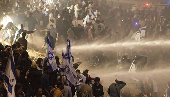 国防部长被开、60万人抗议，以色列发生了什么？