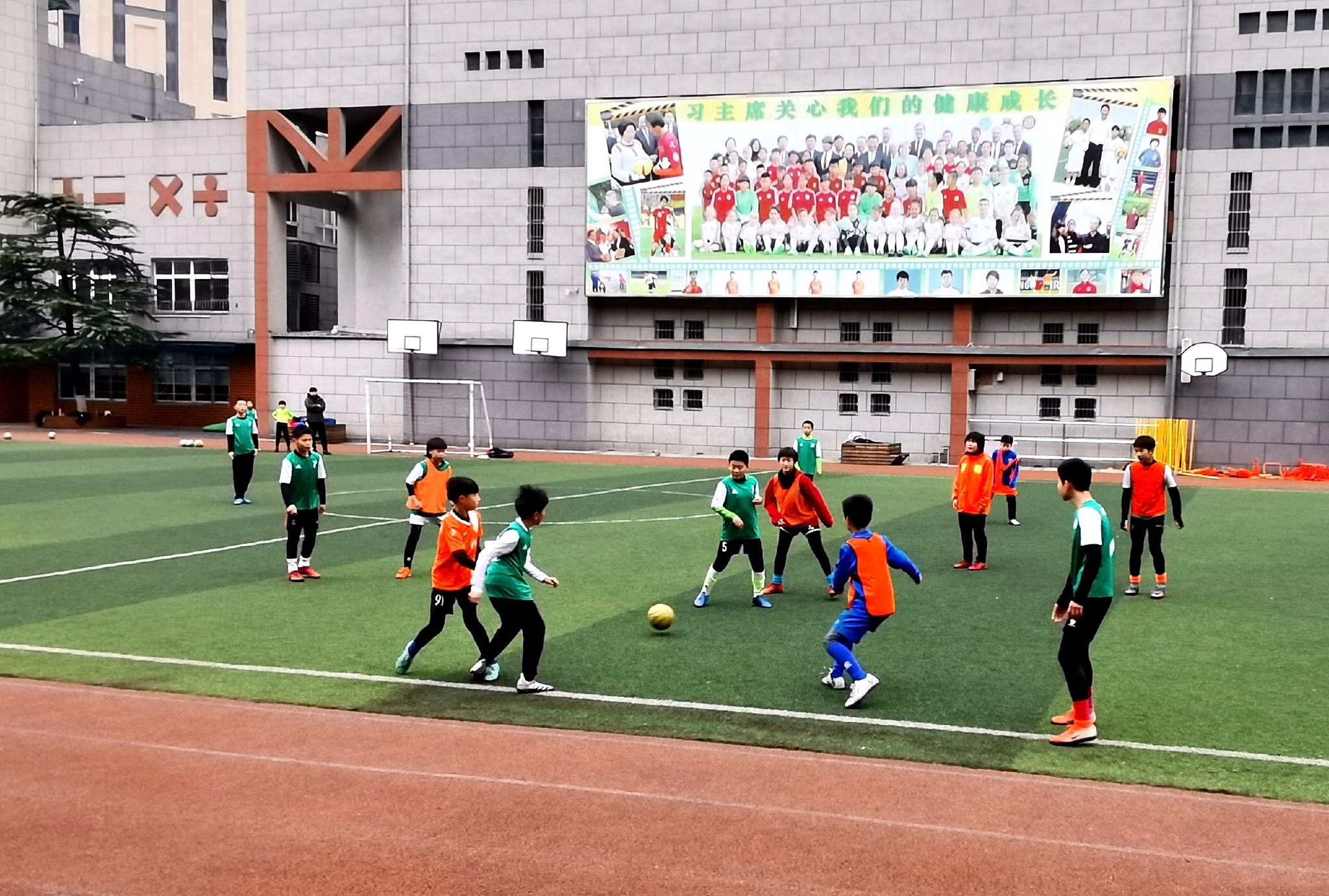 一所小学，办起28支足球队的超级联赛